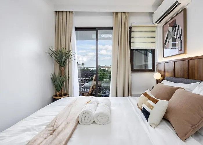 Chellewood Terrace 2br Suite, Balcony & Pool View Apartment *