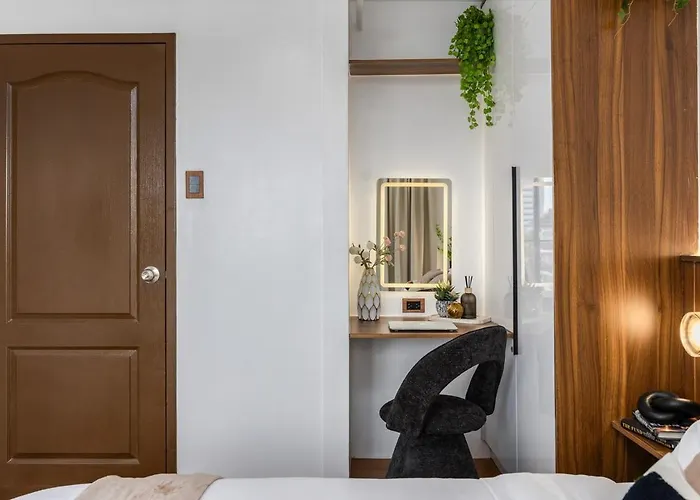 Chellewood Terrace 2br Suite, Balcony & Pool View Apartment