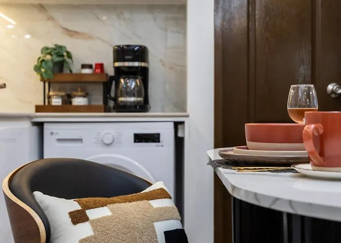 Chellewood Terrace 2br Suite, Balcony & Pool View Apartment *