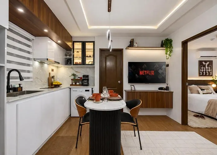 Chellewood Terrace 2br Suite, Balcony & Pool View Cebu